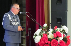Podziękowania Komendanta Ośrodka Szkolenia Kadr Służby Więziennej w Suchej dla policjantów i pracowników policji podczas obchodów Święta Policji w Tucholi.