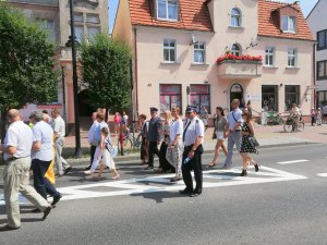 Komendant tucholskiej policji biorący udział w przemarszu Pochodu Borowiaków.