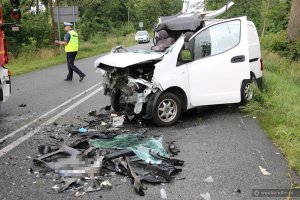 Policjant ruchu drogowego wykonuje czynności na miejscu wypadku drogowego w Piastoszynie.