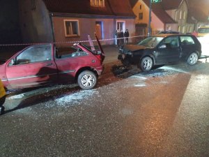Wypadek drogowy na ul. Sychowskiego w Śliwicach z udziałem dwóch aut osobowych tj. forda i volkswagena.