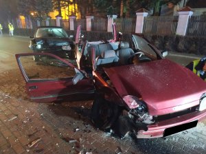 Wypadek drogowy na ul. Sychowskiego w Śliwicach z udziałem dwóch aut osobowych tj. forda i volkswagena.