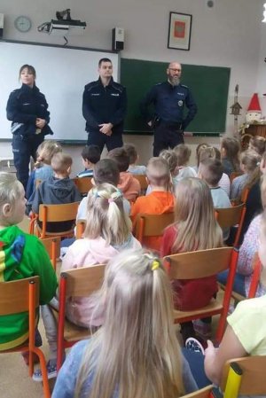 Policjanci z KPP w Tucholi na spotkaniu z uczniami I kl. SP nr 1 w Tucholi.