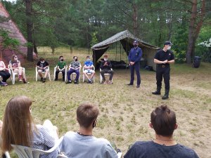 Stróż prawa wspólnie z funkcjonariuszem miejscowej straży pożarnej złożyli wizytę uczestnikom Harcerskiego Ośrodka Szkoleniowo-Wypoczynkowego Hufca ZHP Tuchola w Białej.