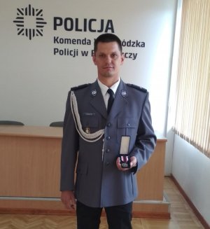mł. asp. Tomasz Kozielecki- Przewodnik Psa Służbowego, otrzymał BRĄZOWĄ ODZNAKĘ zasłużony policjant.