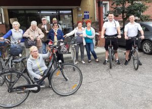 Miejscowi stróże prawa wzięli udział w rajdzie rowerowym zorganizowanym przez członków Klubu Seniora „Jesień”.