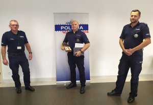 Funkcjonariusz asp. szt. Marek Babiński, z okazji jubileuszu 20-lecia służby otrzymał wyróżnienie od komendanta tucholskiej policji podinsp. Wiesława Gapy.
