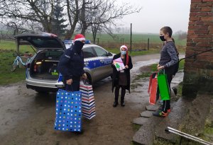 W dniu 21.12.2020 roku tucholscy stróże prawa i pracownicy cywilni wręczyli zebrane bożonarodzeniowe prezenty trójce dzieci z  powiatu tucholskiego.