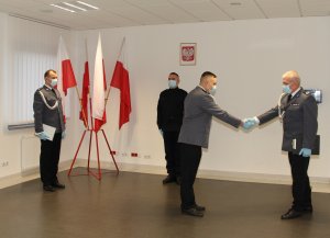 W środę (23.12.2020r.) w tucholskiej komendzie policji odbyło się uroczyste ślubowanie nowo przyjętego funkcjonariusza post. Pawła Boczka.
