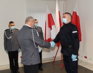 W środę (23.12.2020r.) w tucholskiej komendzie policji odbyło się uroczyste ślubowanie nowo przyjętego funkcjonariusza post. Pawła Boczka.